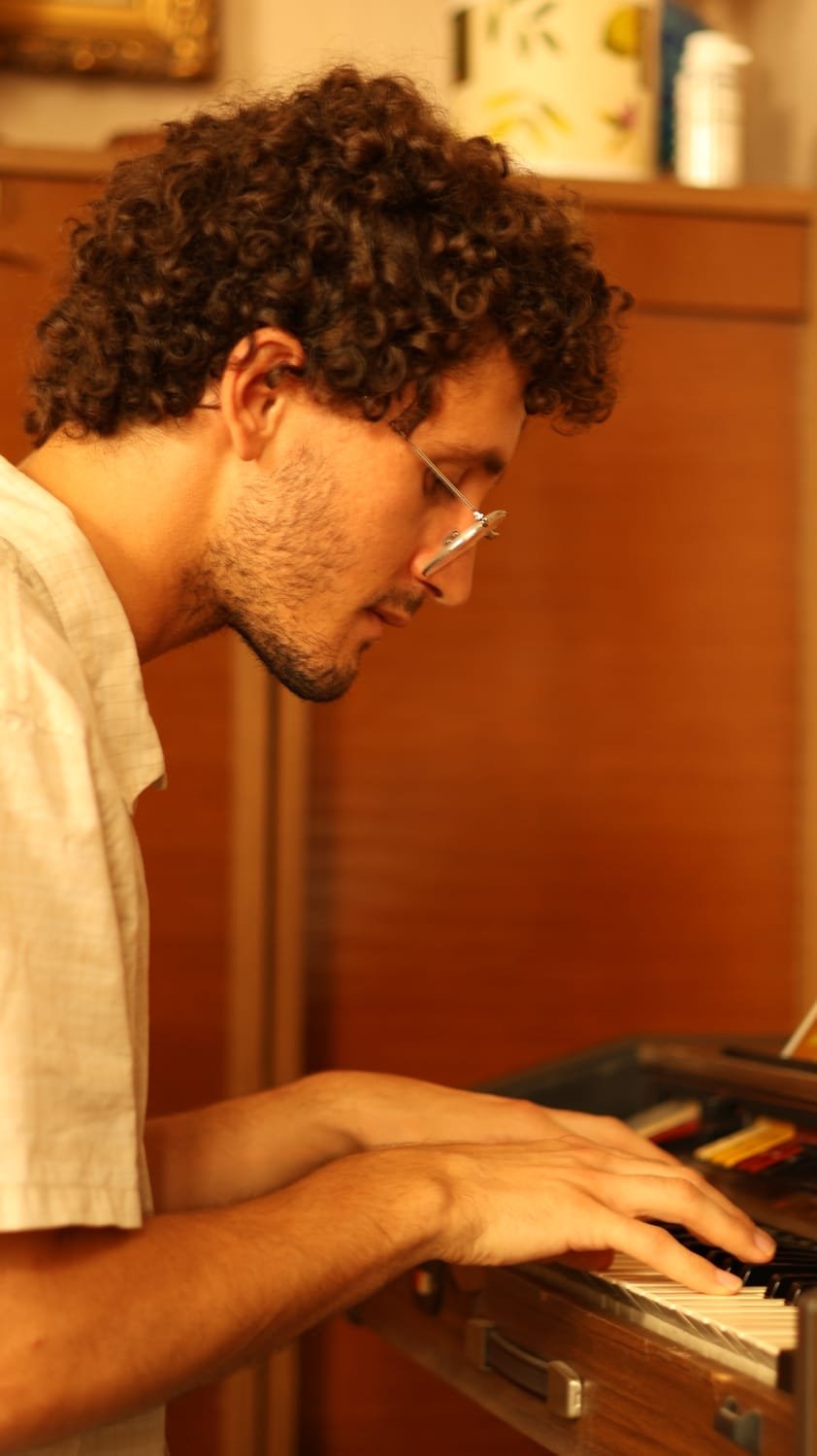 Michel Boissac de profil, penché sur le clavier de son piano