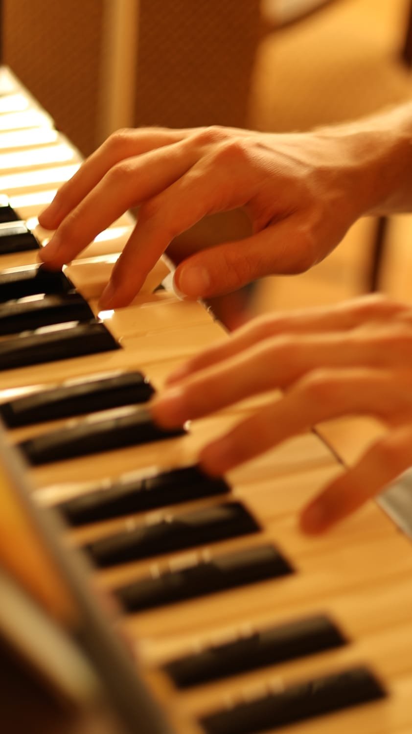 Les mains de Michel Boissac en mouvement sur les touches du piano